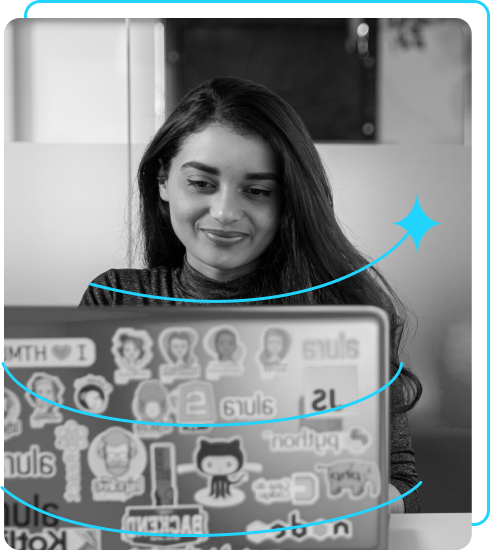 Foto de uma moça programando